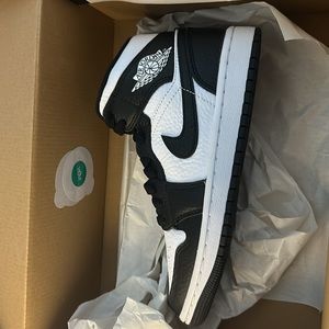 (NEW NEVER WORN) AIR JORDAN 1 BLACK AND WHITE MIX